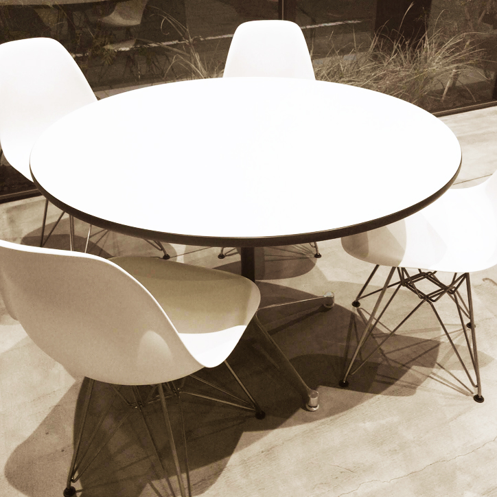ハーマンミラーのイームズ コントラクトベース 丸テーブル 直径106.5cm